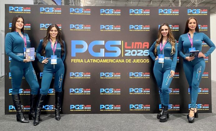 Anfitrionas de la marca posando frente al mural de prensa y backdrop oficial de PGS Lima 2026