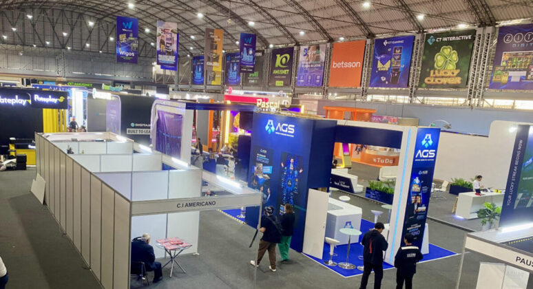Vista a&eacute;rea detallada de los pasillos y stands de exhibici&oacute;n comercial