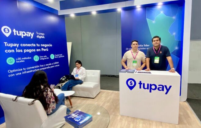 Equipo de representantes atendiendo a visitantes en el stand oficial de Tupay.
