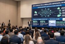 Meta impulsa la adopción de agentes de IA y abre nuevas oportunidades de negocio para las empresas mexicanas Ilustración conceptual dividida en dos paneles informativos sobre el uso de Meta Business Agent. El panel izquierdo muestra a una artesana en su tienda rodeada de vasijas de barro, mientras una mano en primer plano sostiene un teléfono inteligente que simula un chat de WhatsApp web mostrando la foto de un jarrón con respuestas automáticas del agente de Meta para agendar una cita. El panel derecho muestra el entorno de una oficina corporativa moderna con varios ingenieros trabajando frente a pantallas de computadora que despliegan la "PLATAFORMA META BUSINESS AGENT" con secciones para "INTEGRACIÓN DE SISTEMAS PROPIOS" y "CONTROLES DE SEGURIDAD Y LINEAMIENTOS", junto a una ventana de WhatsApp que simula interacciones de la empresa Uber.