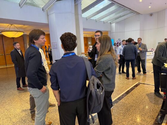 Profesionales de la industria del retail conversando en el lobby del Hotel Sheraton.