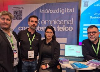 Ricardo Bayley revela la estrategia de Vozdigital para integrar la IA en los Contact Centers Ricardo Bayley, Director Ejecutivo de Operaciones, Pablo Vega Pinochet, Gerente Comercial Latam, Priscila Bousquet, Coord. Marketing Latam, y Javier Gálvez, Senior Account Manager, de Voz Digital.