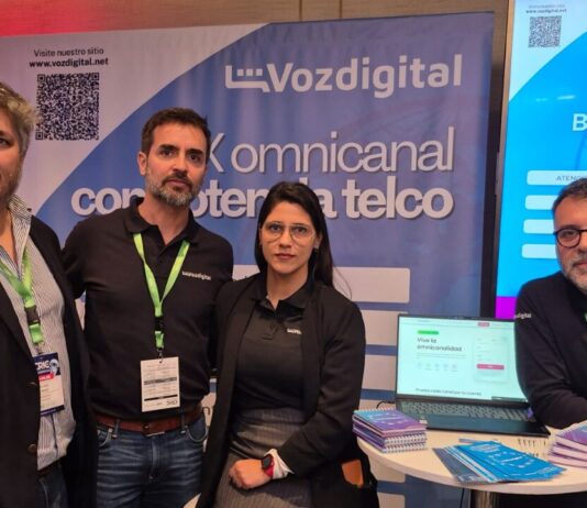 Vozdigital revela su estrategia para integrar la IA en los Contact Centers Ricardo Bayley, Director Ejecutivo de Operaciones, Pablo Vega Pinochet, Gerente Comercial Latam, Priscila Bousquet, Coord. Marketing Latam, y Javier Gálvez, Senior Account Manager, de Voz Digital.