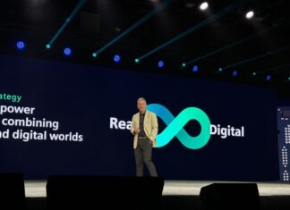 Siemens acelera la transformación industrial a través de la IA y la conectividad de datos Tony Hemmelgarn, Presidente y CEO de Siemens Digital Industries Software.