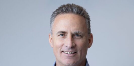La era agéntica en el Perú: Por qué el rediseño del talento es la ventaja competitiva definitiva Alberto Indacochea, Director General de Salesforce Perú.
