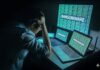 México, entre los países más afectados por el robo de identidad y el ransomware, alerta Sophos Fotografía que muestra a un administrador de TI visto desde atrás, sentado frente a su estación de trabajo en una habitación oscura y sosteniendo su cabeza con ambas manos en un gesto de frustración y estrés. Frente a él, tres pantallas alineadas (una tableta, una computadora portátil en primer plano y un monitor grande al fondo) despliegan simultáneamente código binario de color verde brillante sobre el cual resalta la palabra "RANSOMWARE" en letras mayúsculas blancas, bloqueando el acceso al sistema.