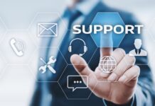 Vulnerabilidades y ransomware elevan el riesgo operativo para industrias estratégicas, advierte Kaseya Ilustración digital en la que un profesional de traje interactúa con una interfaz futurista de hexágonos flotantes. Su dedo índice presiona el botón azul con la palabra "SUPPORT", rodeado de iconos tecnológicos como un sobre de correo, un teléfono, herramientas de mantenimiento, unos auriculares con micrófono, un globo terráqueo, un globo de texto y la silueta de una persona.