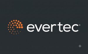 Logotipo corporativo de la empresa Evertec. A la izquierda presenta un isotipo circular formado por puntos de color naranja que dibujan la silueta de una letra "e", acompañado a la derecha por la palabra "evertec" escrita en letras minúsculas de color gris.