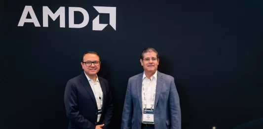 “El canal que pueda integrar y armar el rompecabezas de la IA tendrá mucha relevancia” Hiram Monroy, Commercial Manager Spanish Latin America, y José Morales, Director, System Channel SMB Spanish Latin America, de AMD.