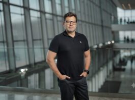 TOTVS destaca que la revisión del T-MEC impulsa la transformación digital de las empresas mexicanas Fotografía de Ivaldo Pereira, Head de TOTVS México, posando de frente con las manos en los bolsillos dentro de un moderno edificio corporativo con amplios ventanales de cristal. El ejecutivo usa anteojos, un reloj de pulsera oscuro y viste una playera tipo polo color negro.