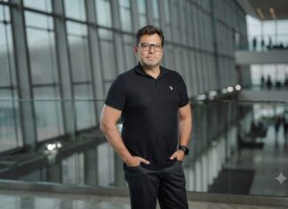 TOTVS destaca que la revisión del T-MEC impulsa la transformación digital de las empresas mexicanas Fotografía de Ivaldo Pereira, Head de TOTVS México, posando de frente con las manos en los bolsillos dentro de un moderno edificio corporativo con amplios ventanales de cristal. El ejecutivo usa anteojos, un reloj de pulsera oscuro y viste una playera tipo polo color negro.