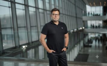 TOTVS destaca que la revisión del T-MEC impulsa la transformación digital de las empresas mexicanas Fotografía de Ivaldo Pereira, Head de TOTVS México, posando de frente con las manos en los bolsillos dentro de un moderno edificio corporativo con amplios ventanales de cristal. El ejecutivo usa anteojos, un reloj de pulsera oscuro y viste una playera tipo polo color negro.