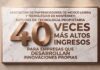Empresas con tecnología propia facturan hasta 40 veces más en México: ASEM Placa conmemorativa rectangular de mármol blanco veteado con un marco metálico de color bronce brillante, empotrada en una pared de cantera texturizada. La superficie de mármol muestra letras grabadas en bronce donde se lee en la parte superior: "ASOCIACIÓN DE EMPRENDEDORES DE MÉXICO (ASEM) Y TECNOLÓGICO DE MONTERREY: ESTUDIO DE TECNOLOGÍA PROPIETARIA". Al centro resalta en un gran tamaño tridimensional el número "40" con acabado metálico cepillado, seguido de la frase: "VECES MÁS ALTOS INGRESOS PARA EMPRESAS QUE DESARROLLAN INNOVACIONES PROPIAS".