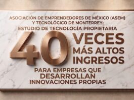 Empresas con tecnología propia facturan hasta 40 veces más en México: ASEM Placa conmemorativa rectangular de mármol blanco veteado con un marco metálico de color bronce brillante, empotrada en una pared de cantera texturizada. La superficie de mármol muestra letras grabadas en bronce donde se lee en la parte superior: "ASOCIACIÓN DE EMPRENDEDORES DE MÉXICO (ASEM) Y TECNOLÓGICO DE MONTERREY: ESTUDIO DE TECNOLOGÍA PROPIETARIA". Al centro resalta en un gran tamaño tridimensional el número "40" con acabado metálico cepillado, seguido de la frase: "VECES MÁS ALTOS INGRESOS PARA EMPRESAS QUE DESARROLLAN INNOVACIONES PROPIAS".
