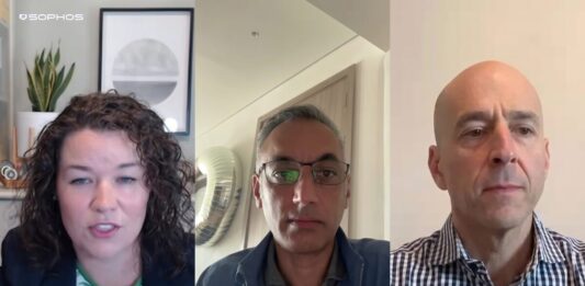 Inteligente por naturaleza: Sophos presenta su nueva suite de ciberseguridad con IA nativa Alex Rose (Expèrta), Raja Patel (Presidente) y Joe Levy (CEO de Sophos) en la videoconferencia de lanzamiento de Sophos Fusion.