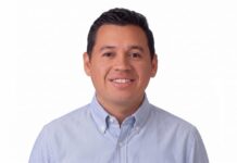 Hikvision impulsa una estrategia inteligente para la infraestructura crítica Fotografía de retrato de Xavier Arroyo, hombre de tez clara, cabello oscuro y corto, sonriendo directamente a la cámara. Viste una camisa de botones en tono azul claro y se encuentra sobre un fondo completamente blanco.