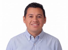 Hikvision impulsa una estrategia inteligente para la infraestructura crítica Fotografía de retrato de Xavier Arroyo, hombre de tez clara, cabello oscuro y corto, sonriendo directamente a la cámara. Viste una camisa de botones en tono azul claro y se encuentra sobre un fondo completamente blanco.
