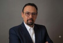 Tanium advierte que la IA acelera los ciberataques y exige respuestas en tiempo real Fotografía de retrato de Jorge López, un hombre con barba candado, gafas de montura fina y traje oscuro con camisa blanca, mirando directamente a la cámara sobre un fondo gris neutro.
