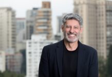 João Bortone, de Intel: “América Latina no es solo una oportunidad de crecimiento, es donde el futuro de la tecnología se está reinventando” Retrato de João Bortone, nuevo Director General de Intel para América Latina, sonriendo a la cámara.