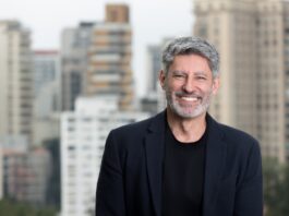 João Bortone, de Intel: “América Latina no es solo una oportunidad de crecimiento, es donde el futuro de la tecnología se está reinventando” Retrato de João Bortone, nuevo Director General de Intel para América Latina, sonriendo a la cámara.