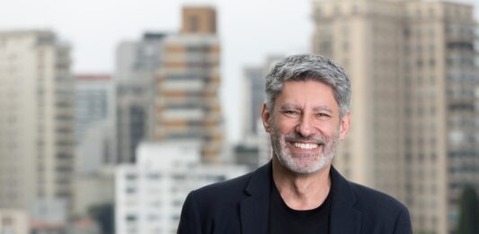 João Bortone, de Intel: “América Latina no es solo una oportunidad de crecimiento, es donde el futuro de la tecnología se está reinventando” Retrato de João Bortone, nuevo Director General de Intel para América Latina, sonriendo a la cámara.