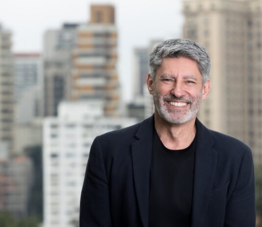 João Bortone, de Intel: “América Latina no es solo una oportunidad de crecimiento, es donde el futuro de la tecnología se está reinventando” Retrato de João Bortone, nuevo Director General de Intel para América Latina, sonriendo a la cámara.