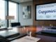 Capgemini revela que las empresas priorizan la resiliencia sobre la independencia digital Fotografía de una sala de juntas ejecutiva en París con vista panorámica a la Torre Eiffel a través de un gran ventanal. Sobre la mesa de madera pulida descansan carpetas corporativas de Capgemini, vasos con agua y un documento titulado "Reunión Estratégica del Consejo Directivo: Soberanía Digital". Al fondo, una pantalla plana proyecta una presentación con los hallazgos clave del estudio sobre soberanía digital, resiliencia operativa e interdependencia resiliente.