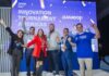 Farmacias San Pablo gana el SAP Innovation Tournament Americas 2026 con IA agéntica Fotografía en plano medio de un grupo de seis ejecutivos del equipo de Farmacias San Pablo celebrando con los brazos en alto frente a un escenario azul con la leyenda "¡GANADOR!" y el logotipo del SAP Innovation Tournament Americas 2026, sosteniendo el trofeo oficial bajo confeti.
