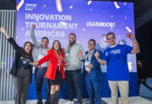 Farmacias San Pablo gana el SAP Innovation Tournament Americas 2026 con IA agéntica Fotografía en plano medio de un grupo de seis ejecutivos del equipo de Farmacias San Pablo celebrando con los brazos en alto frente a un escenario azul con la leyenda "¡GANADOR!" y el logotipo del SAP Innovation Tournament Americas 2026, sosteniendo el trofeo oficial bajo confeti.