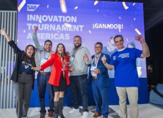 Farmacias San Pablo gana el SAP Innovation Tournament Americas 2026 con IA agéntica Fotografía en plano medio de un grupo de seis ejecutivos del equipo de Farmacias San Pablo celebrando con los brazos en alto frente a un escenario azul con la leyenda "¡GANADOR!" y el logotipo del SAP Innovation Tournament Americas 2026, sosteniendo el trofeo oficial bajo confeti.