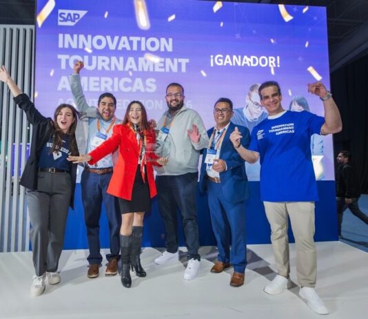 Farmacias San Pablo gana el SAP Innovation Tournament Americas 2026 con IA agéntica Fotografía en plano medio de un grupo de seis ejecutivos del equipo de Farmacias San Pablo celebrando con los brazos en alto frente a un escenario azul con la leyenda "¡GANADOR!" y el logotipo del SAP Innovation Tournament Americas 2026, sosteniendo el trofeo oficial bajo confeti.