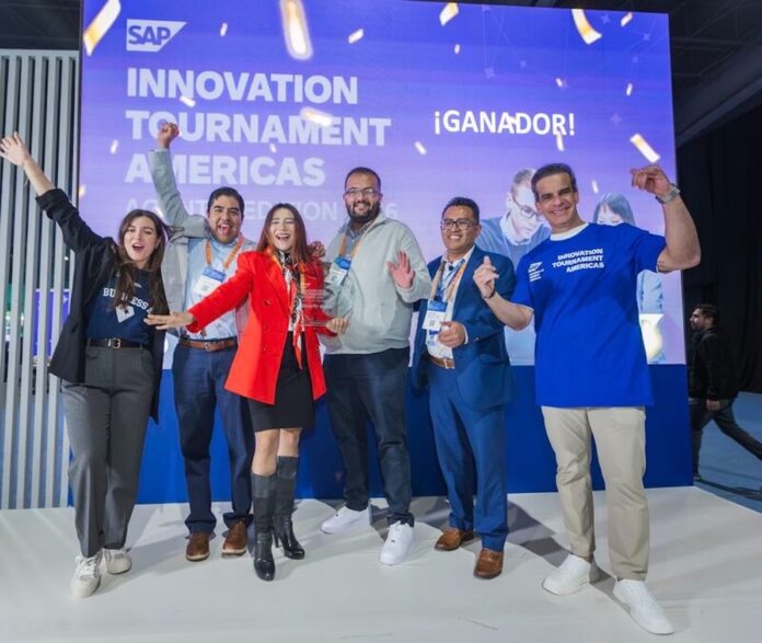 Farmacias San Pablo se corona ganador del SAP Innovation Tournament Americas 2026 – Agentic Edition Fotografía en plano medio de un grupo de seis ejecutivos del equipo de Farmacias San Pablo celebrando con los brazos en alto frente a un escenario azul con la leyenda