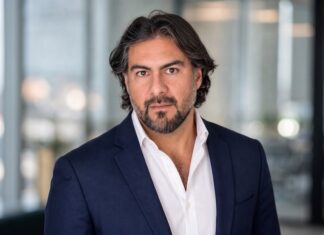 Streambe y la ejecución de IA empresarial en México: cómo convertir innovación y datos en impacto real de negocio Retrato corporativo de Fernando Aldana posando en primer plano con saco azul marino sobre una camisa blanca. Se encuentra mirando fijamente a la cámara con una expresión seria y profesional dentro de un espacio de oficinas bien iluminado.