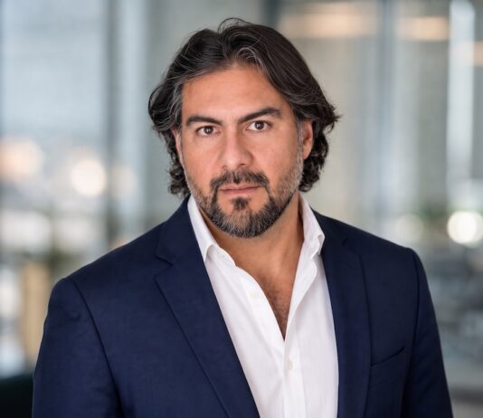 Streambe y la ejecución de IA empresarial en México: cómo convertir innovación y datos en impacto real de negocio Retrato corporativo de Fernando Aldana posando en primer plano con saco azul marino sobre una camisa blanca. Se encuentra mirando fijamente a la cámara con una expresión seria y profesional dentro de un espacio de oficinas bien iluminado.