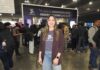 El poder de DataDog para asegurar el futuro de la inteligencia artificial empresarial Fotografía en plano medio de Queennie López, Senior Alliances Manager para Datadog en México, sonriendo frente al estand de la marca en un evento tecnológico con el lema "IA para la observabilidad, OBSERVABILIDAD para la IA" al fondo.