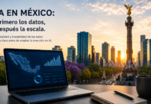 SNP Group: los CIOs que más ganen en México en 2027 no serán los que más gasten en IA, sino los que ordenen sus datos Fotografía en ángulo medio de una computadora portátil abierta sobre un escritorio junto a una taza de café y una libreta de notas al atardecer, mostrando un panel analítico del mapa de México con gráficos de barras y porcentajes; al fondo se aprecia el monumento del Ángel de la Independencia en la Ciudad de México y una leyenda publicitaria que dice "IA EN MÉXICO: Primero los datos, después la escala".