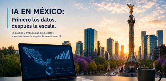 SNP Group: los CIOs que más ganen en México en 2027 no serán los que más gasten en IA, sino los que ordenen sus datos Fotografía en ángulo medio de una computadora portátil abierta sobre un escritorio junto a una taza de café y una libreta de notas al atardecer, mostrando un panel analítico del mapa de México con gráficos de barras y porcentajes; al fondo se aprecia el monumento del Ángel de la Independencia en la Ciudad de México y una leyenda publicitaria que dice "IA EN MÉXICO: Primero los datos, después la escala".