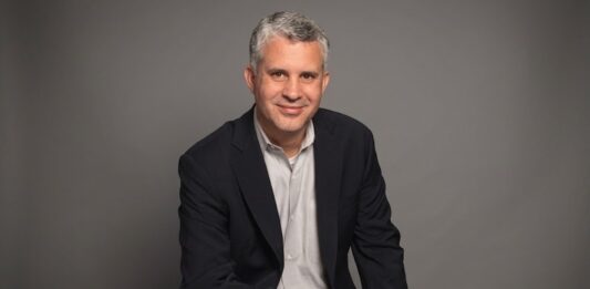 Dell Technologies transforma los datos empresariales en contextos de confianza para los agentes de IA Arthur Lewis, presidente de Infrastructure Solutions Group de Dell Technologies.