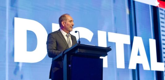 Acelerar la adopción tecnológica: el llamado de cierre del XIV Summit País Digital Biministro de Economía, Fomento y Turismo, y de Minería, Daniel Mas