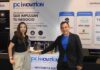 PC Innovation y la revolución tecnológica que redefine el sector enterprise Fotografía en plano medio de Nadia González y Eleazar Carrillo posando juntos detrás del mostrador corporativo de PC Innovation en un evento de la industria tecnológica.
