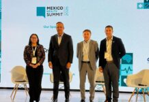 Philips impulsa una visión de tecnología médica integrada e interoperable en México Fotografía de grupo en plano medio de cuatro ejecutivos y especialistas del sector salud posando de pie en el escenario del Mexico Health Summit 2026 frente al panel institucional del evento.