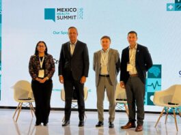 Philips impulsa una visión de tecnología médica integrada e interoperable en México Fotografía de grupo en plano medio de cuatro ejecutivos y especialistas del sector salud posando de pie en el escenario del Mexico Health Summit 2026 frente al panel institucional del evento.