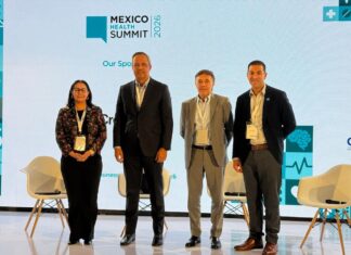 Philips impulsa una visión de tecnología médica integrada e interoperable en México Fotografía de grupo en plano medio de cuatro ejecutivos y especialistas del sector salud posando de pie en el escenario del Mexico Health Summit 2026 frente al panel institucional del evento.