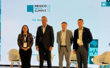 Philips impulsa una visión de tecnología médica integrada e interoperable en México Fotografía de grupo en plano medio de cuatro ejecutivos y especialistas del sector salud posando de pie en el escenario del Mexico Health Summit 2026 frente al panel institucional del evento.