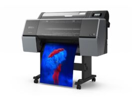 Epson e INDI presentan soluciones avanzadas de impresión de gran formato en Expo CIHAC 2026 Fotografía en render de producto del plotter de gran formato Epson SureColor P7370 de 24 pulgadas, mostrando la salida de una impresión fotográfica artística de alta resolución en tonos azul y rojo vibrantes.