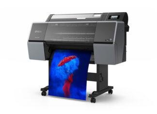 Epson e INDI presentan soluciones avanzadas de impresión de gran formato en Expo CIHAC 2026 Fotografía en render de producto del plotter de gran formato Epson SureColor P7370 de 24 pulgadas, mostrando la salida de una impresión fotográfica artística de alta resolución en tonos azul y rojo vibrantes.
