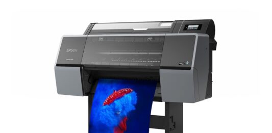 Epson e INDI presentan soluciones avanzadas de impresión de gran formato en Expo CIHAC 2026 Fotografía en render de producto del plotter de gran formato Epson SureColor P7370 de 24 pulgadas, mostrando la salida de una impresión fotográfica artística de alta resolución en tonos azul y rojo vibrantes.