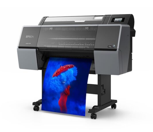 Epson e INDI presentan soluciones avanzadas de impresión de gran formato en Expo CIHAC 2026 Fotografía en render de producto del plotter de gran formato Epson SureColor P7370 de 24 pulgadas, mostrando la salida de una impresión fotográfica artística de alta resolución en tonos azul y rojo vibrantes.