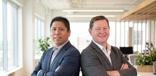 Fortinet advierte: La IA acelera la explotación de vulnerabilidades conocidas y exige una velocidad de respuesta inmediata Martín Hoz y Carl Windsor, de Fortinet: La aplicación de parches en dispositivos expuestos a Internet debe ser una prioridad ante el avance de las herramientas automatizadas.