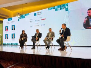 Fotografía en ángulo medio de un panel de discusión en el Mexico Health Summit 2026, donde Negal Ciliberto, Director General de Philips México, habla por micrófono sentado en una silla blanca junto a otros tres panelistas frente a una pantalla gigante.